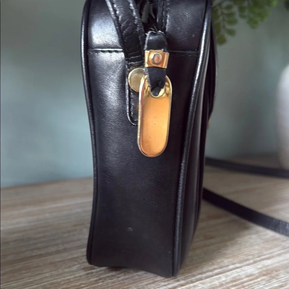 Gucci Black Leather vintage crossbody Bag with Gold-Tone Hardware - Picture 2 of 15